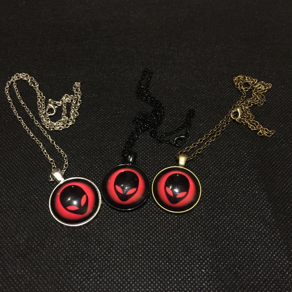 👽 Awesome Alien necklace available in various colors